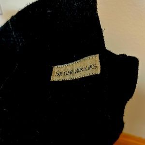 Steiger mukluks. Black suede